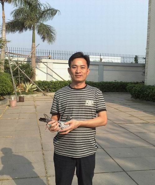 城南汽車(chē)貿(mào)易有限公司丁文雄董事長(zhǎng)手握冠軍鴿